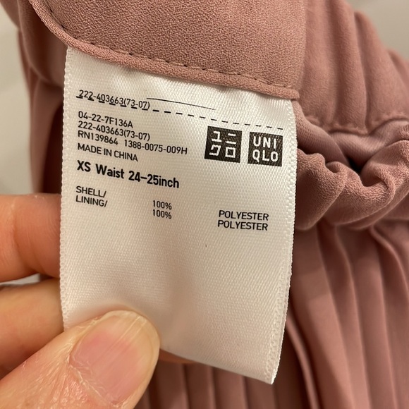 Uniqlo pleated skirt - Picture 2 of 2